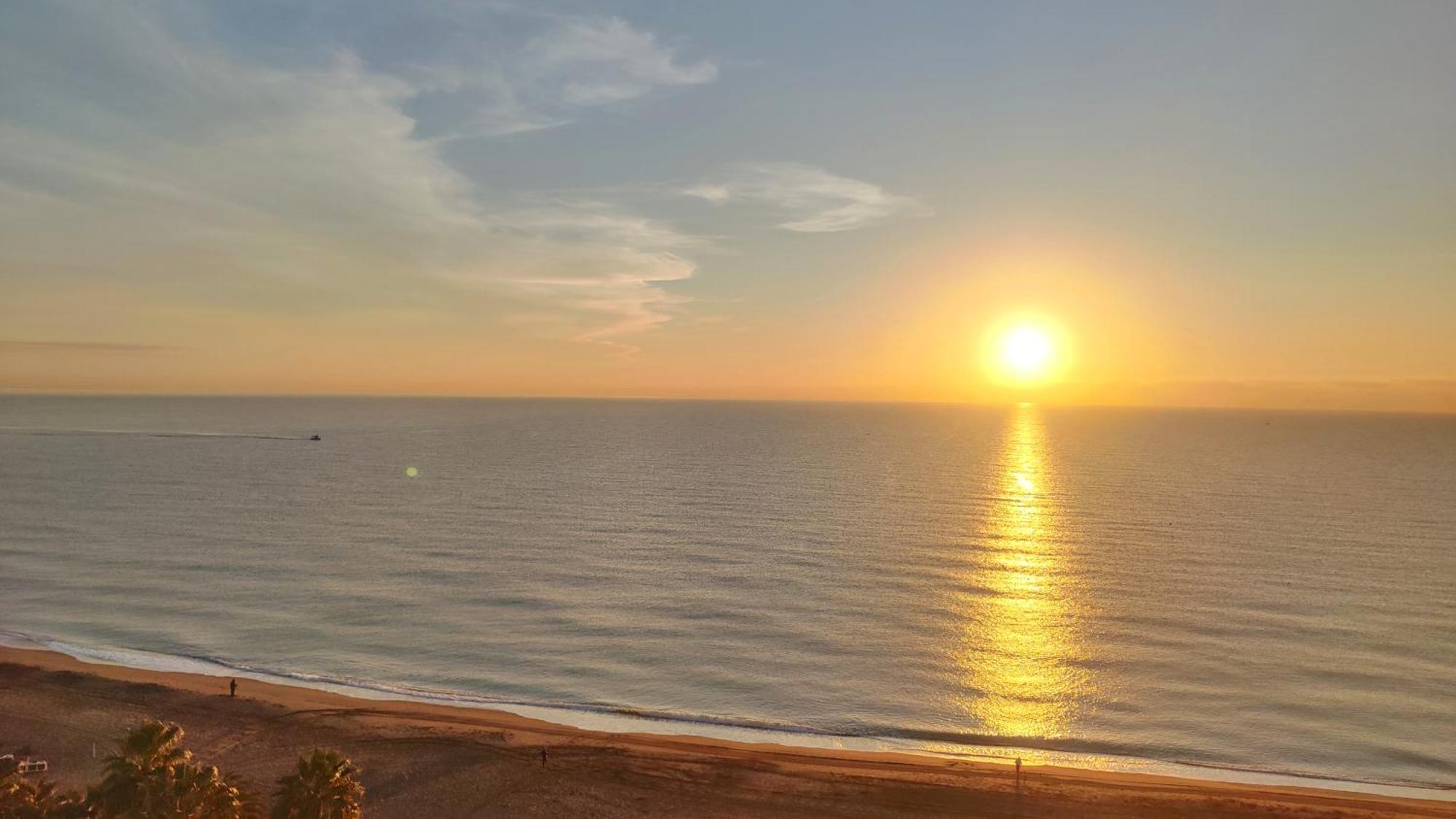 Beachfront -- New Luxury Apartment -- 1ª Linea Playa -- Fuengirola City Center -- Private Parking -- Panoramic Sea Views -- エクステリア 写真