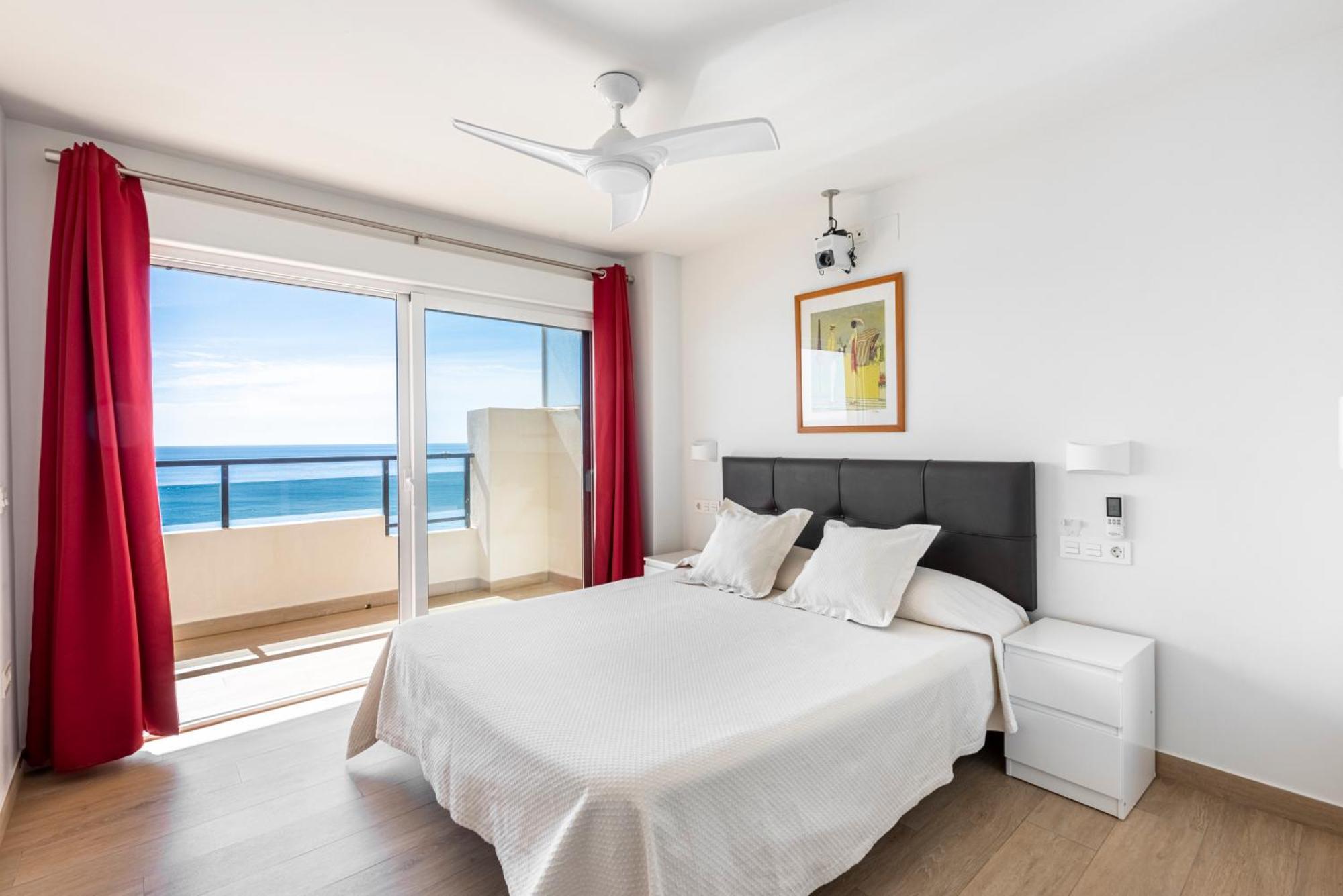 Beachfront -- New Luxury Apartment -- 1ª Linea Playa -- Fuengirola City Center -- Private Parking -- Panoramic Sea Views -- エクステリア 写真